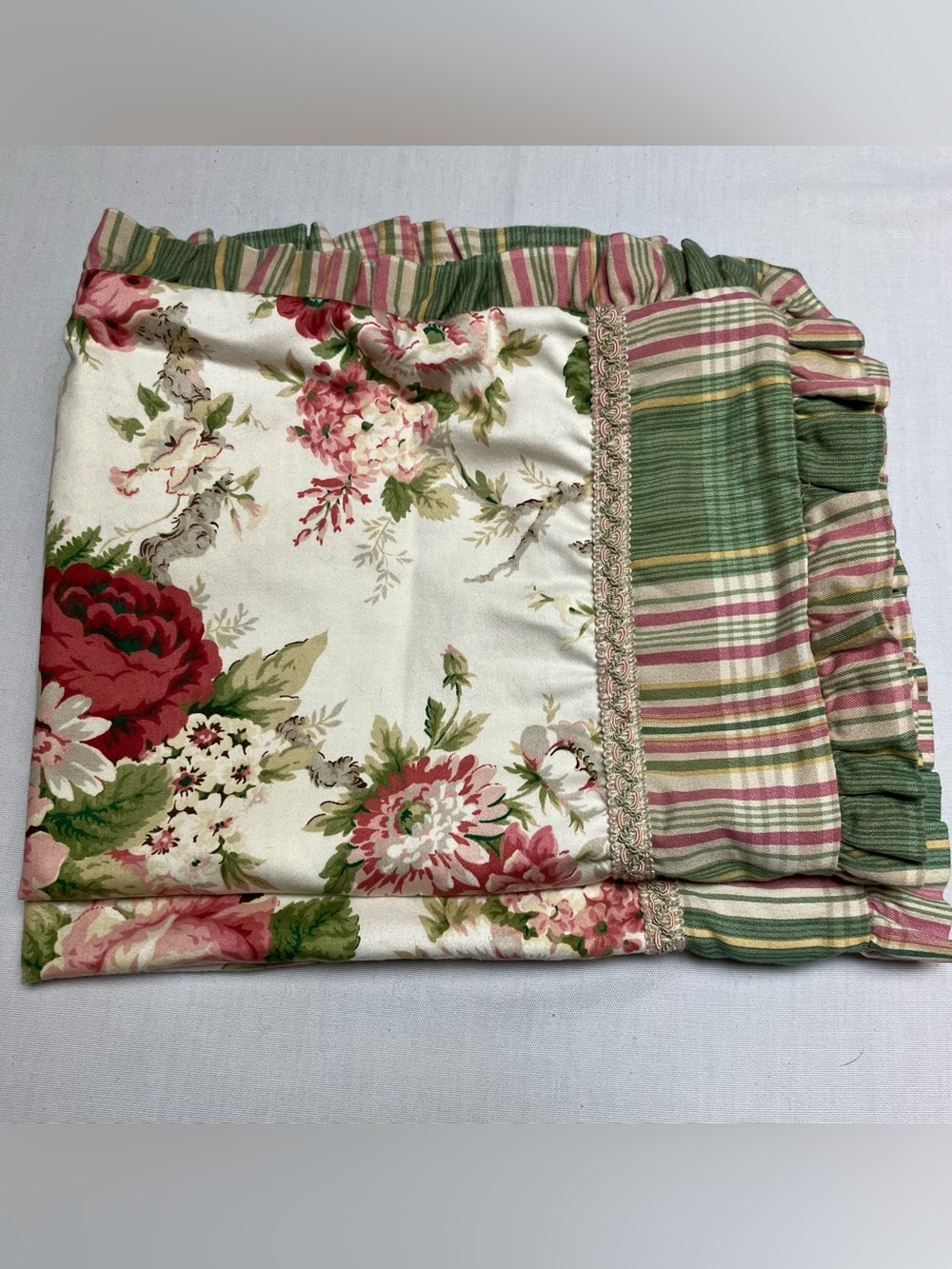 Waverly Standard Pillow Shams 2 Cabbage Rose Ruffled Edge Plaid Backing Ribbon